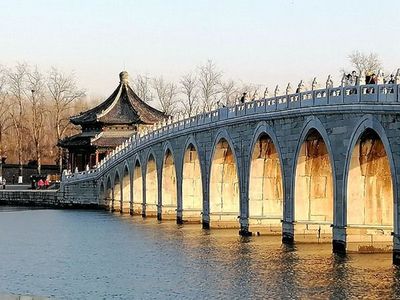 北京頤和園南湖島區因疫情防控將封閉管理 游客提前賞金光穿洞景觀